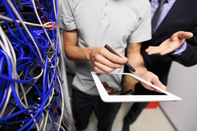 Homens com tablet na sala de serviço