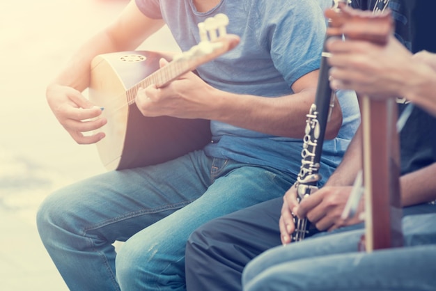 Homens com uma variedade de instrumentos musicais tonificados