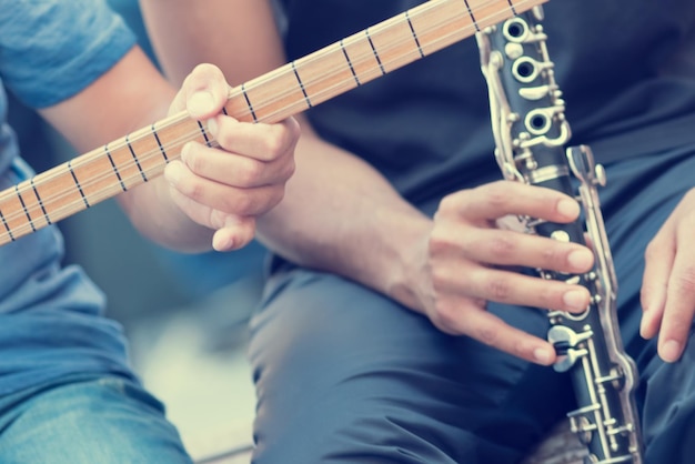 Homens com uma variedade de instrumentos musicais tonificados