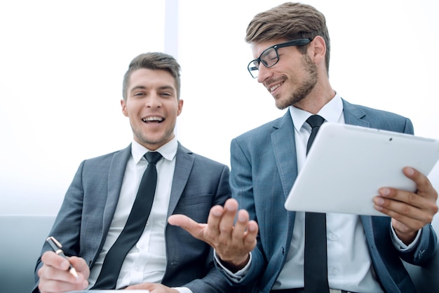 Homens conversando no escritório durante uma pausa