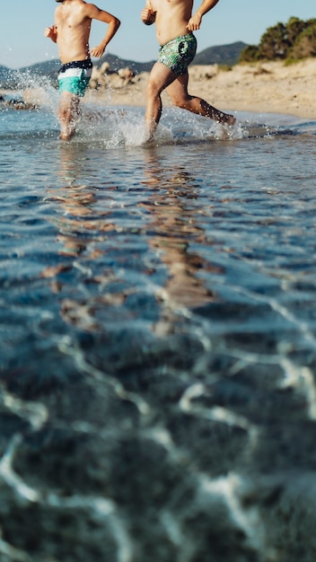 Foto homens correndo para o mar, papel de parede do celular