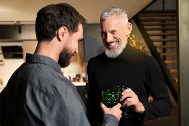 Foto homens curtindo festa de ano novo