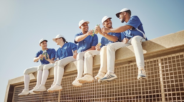 Homens da equipe de beisebol ou sucesso do jogo com comemoração do vencedor do brinde de cerveja ou metas de jogo após o jogo de exercícios Sorria feliz ou jogadores de softball fitness esportistas ou amigos se unindo e bebendo álcool