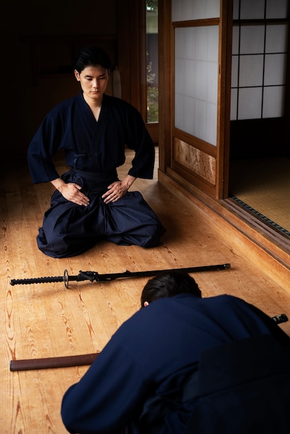 Homens de alto ângulo meditando juntos