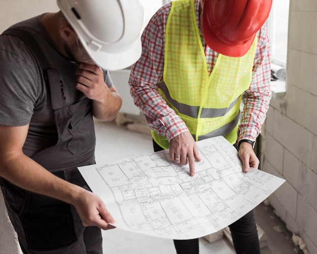 Homens de alto ângulo olhando para o projeto