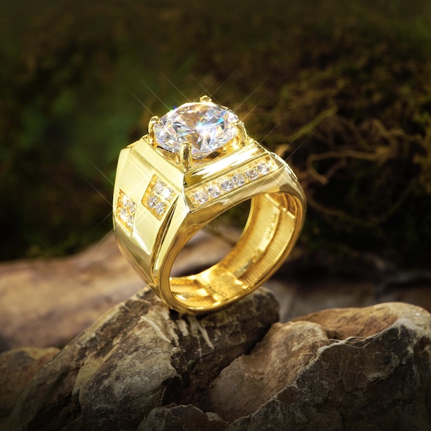 Homens de anel de ouro com diamantes, zircônia cúbica, esmeraldas e pedras preciosas em musgo de rocha de fundo
