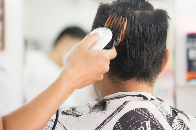 Homens de corte de cabelo barbearia. Cabeleireiro Masculino. barbeiros.