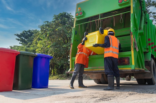Foto homens de lixo de trabalho em equipe trabalhando juntos no esvaziamento de lixeiras para remoção de lixo com caminhão carregando resíduos e lixeira coletor de lixo
