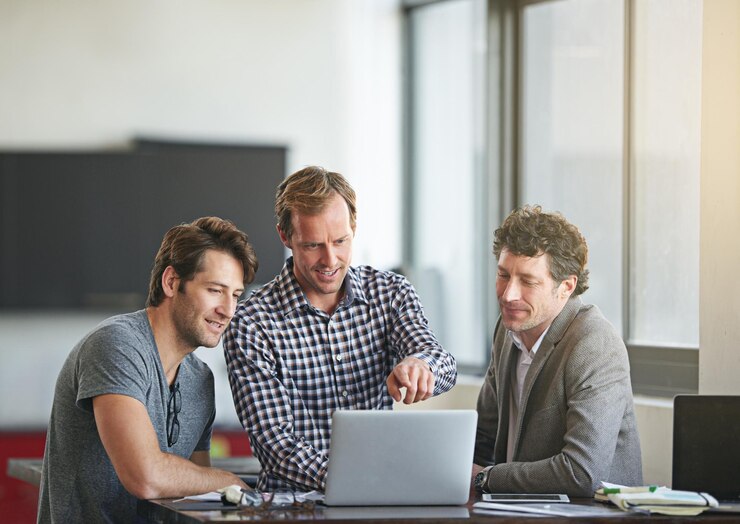 Foto homens de negócios colaboração e no laptop no escritório para plano de inicialização empresa on-line ou web design conversa de equipe corporativa ou trabalhando em projeto para reunião de estratégia de internet ou atualização tecnológica