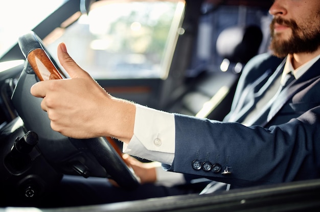 Foto homens de negócios de fato em um carro uma viagem para o trabalho auto-confiança foto de alta qualidade