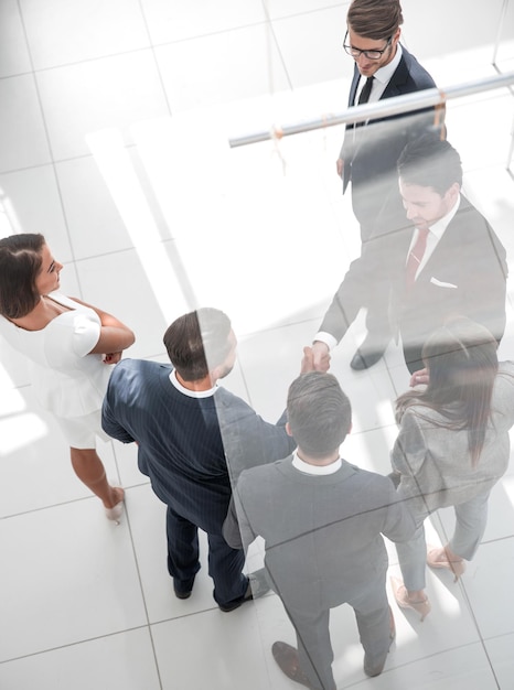 Homens de negócios de handshake de fundo de negócios na foto do centro de negócios com espaço de cópia