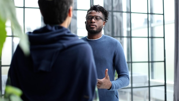 Homens de negócios discutindo planos no escritório moderno