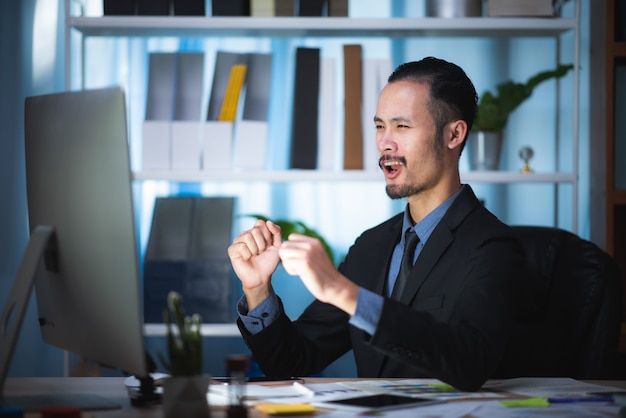 Homens de negócios estão planejando seus planos de negócios para uma empresa em crescimento.