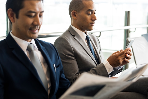 Homens de negócios quebrar Sit ler jornal