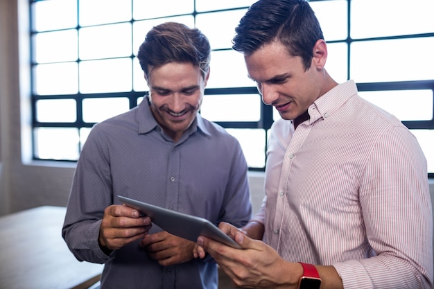 Homens de negócios usando um tablet