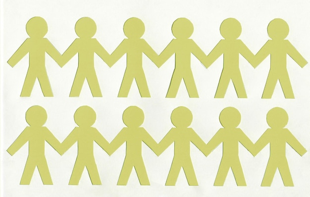Homens de papel amarelo sobre fundo branco