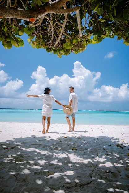 Homens de pé na praia contra o céu