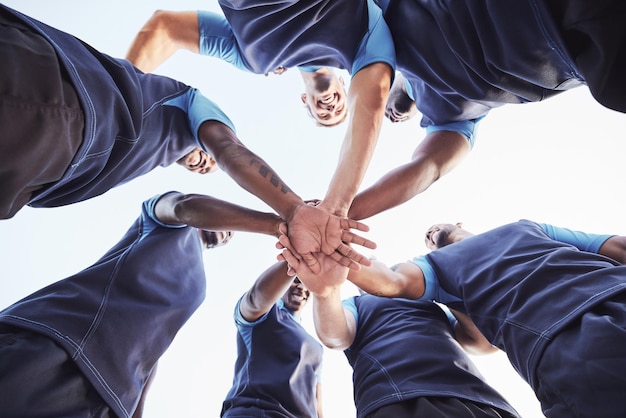 Homens de rugby e grupo de equipe com mão pilha motivação e orgulho no jogo competitivo Esportes de colaboração e trabalho em equipe abaixo e jogadores diversos para treino de partida ou torneio no campo no clube