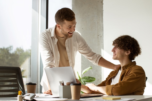 Homens de tiro médio trabalhando juntos