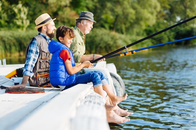 Homens de três gerações pescando todos juntos