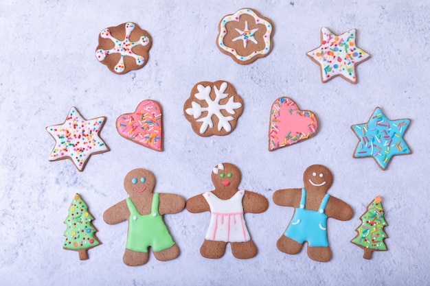 Homens e bonecos de gengibre. biscoitos caseiros tradicionais de ano novo e natal. fundo de natal. foco seletivo, close-up.