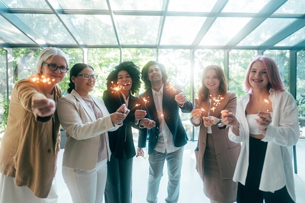 Homens e mulheres de negócios fazendo uma festa corporativa