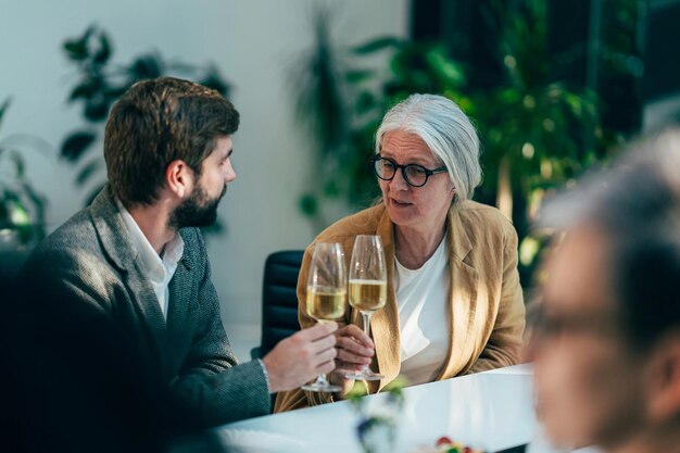 Homens e mulheres de negócios fazendo uma festa corporativa