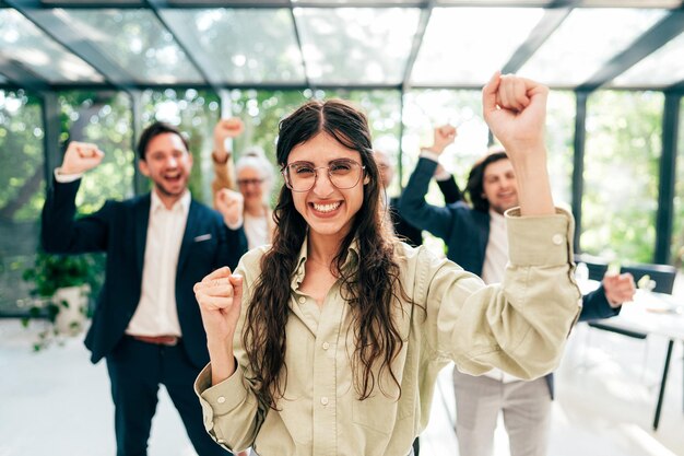 Homens e mulheres de negócios fazendo uma festa corporativa