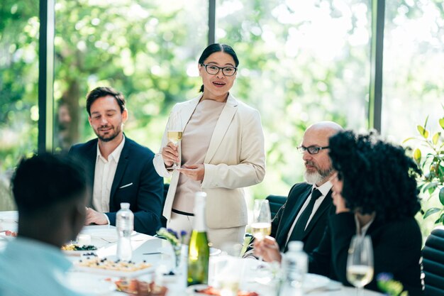 Homens e mulheres de negócios fazendo uma festa corporativa