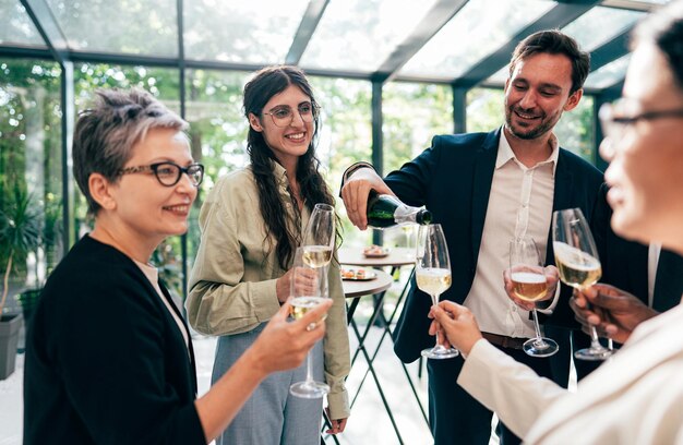 Foto homens e mulheres de negócios fazendo uma festa corporativa