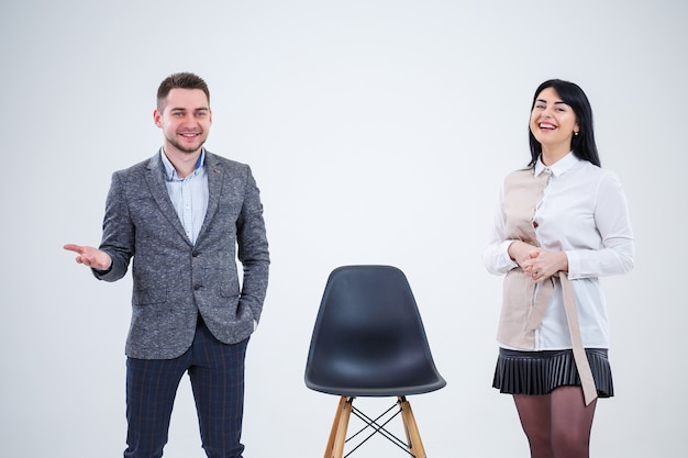 Homens e mulheres de negócios, professores convidam especialistas para trabalhar. Criação de um novo projeto empresarial.