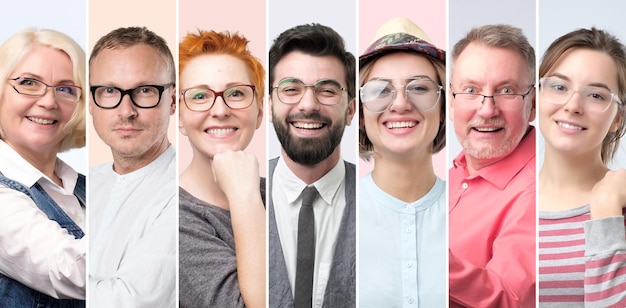 Homens e mulheres de óculos sorrindo de bom humor