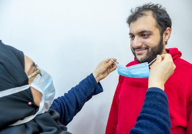 Homens e mulheres muçulmanos árabes usando máscaras