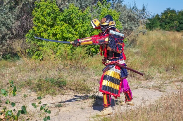 Homens em armadura de samurai com espada