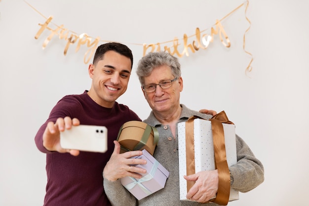 Homens em tiro médio tirando selfie