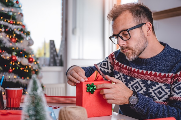 Homens embrulhando presentes de natal