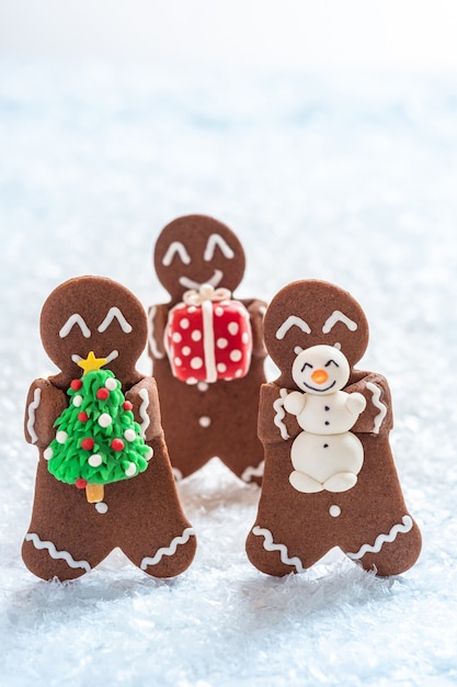 Homens engraçados de biscoitos de gengibre com boneco de neve de maçapão minúsculo