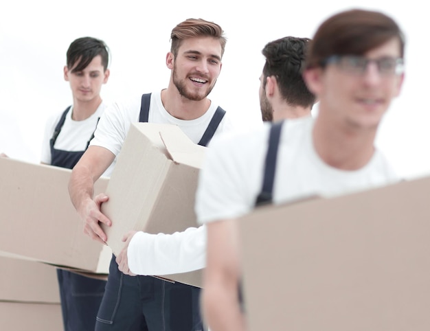 Homens entregando caixa isolada em branco