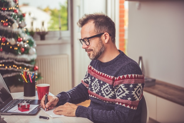 Homens escrevendo carta de Natal