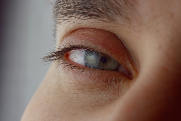 Homens estreitaram os olhos. olhar cansado direto no close-up quadro.