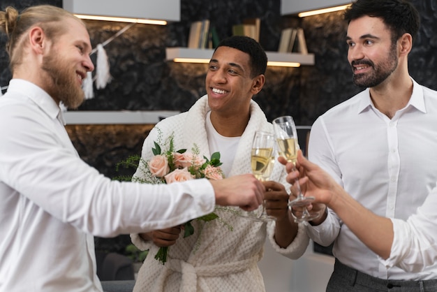 Homens felizes na despedida de solteiro