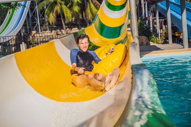 Homens felizes se divertem no parque aquático