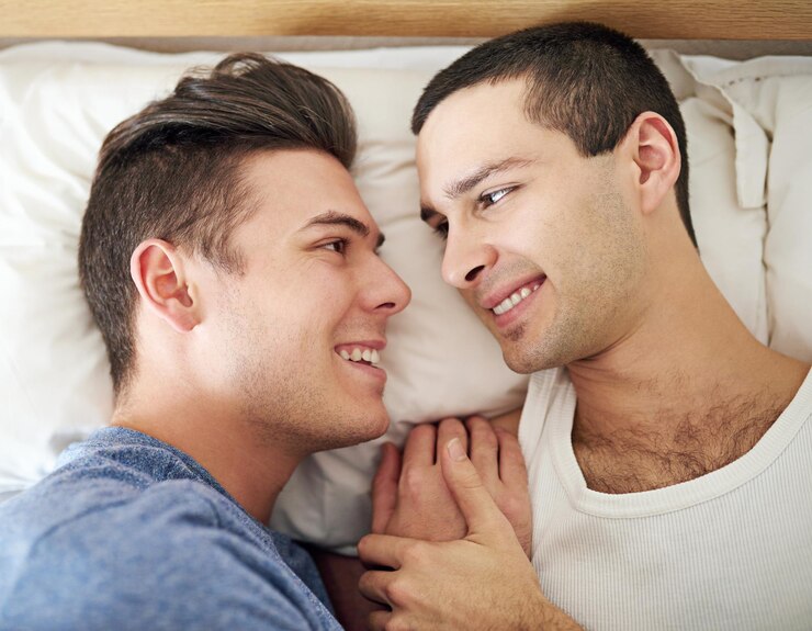 Foto homens gays e casal ou descanso na cama em apartamento feliz com orgulho lgbt com amor confortável felicidade ou conexão pessoa masculina queer e sorrir com apoio de ligação em casa juntos calma ou paz