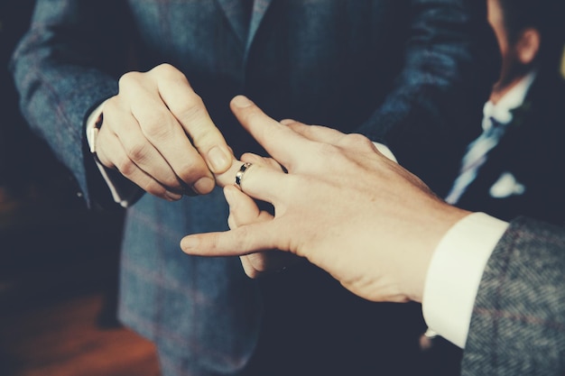 Homens gays trocando anéis na cerimônia de casamento
