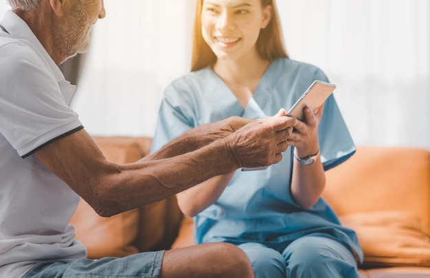 Foto homens idosos conversando com cuidador para seguro de saúde em casa