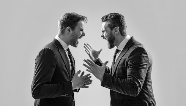Homens insatisfeitos discutem falha dois colegas têm desacordo e conflito empresários cara a cara desrespeito e contradição parceiros de negócios culpam uns aos outros discutindo empresários