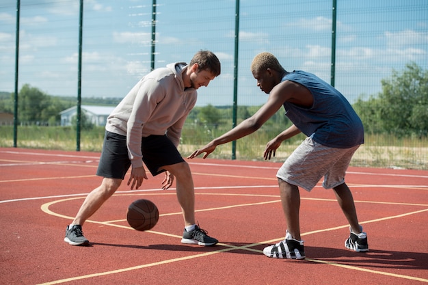 Homens jogando basquete jogo ao ar livre