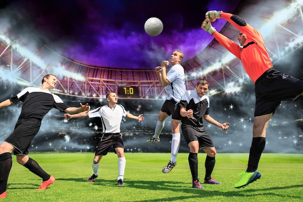 Homens jogando futebol no campo no estádio