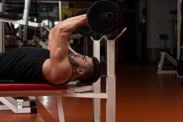 Homens jovens fazendo exercício para tríceps