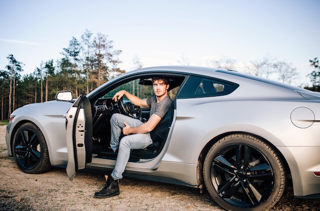 Foto homens jovens na moda viajando de carro. homem feliz relaxado nas férias de viagem de verão roadtrip.